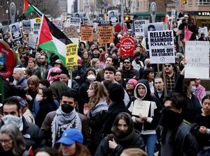 Demonstrasi Pecah di New York Buntut AS Tangkap Aktivis Pro-Palestina