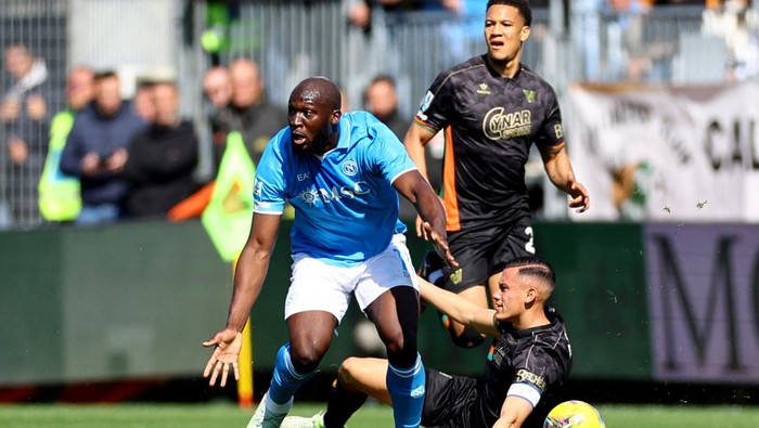 Venezia vs Napoli Soccer Football - Serie A - Venezia v Napoli - Stadio Pier Luigi Penzo, Venice, Italy - March 16, 2025 Napoli's Romelu Lukaku reacts as Venezia's Jay Idzes goes to ground REUTERS/Ciro De Luca