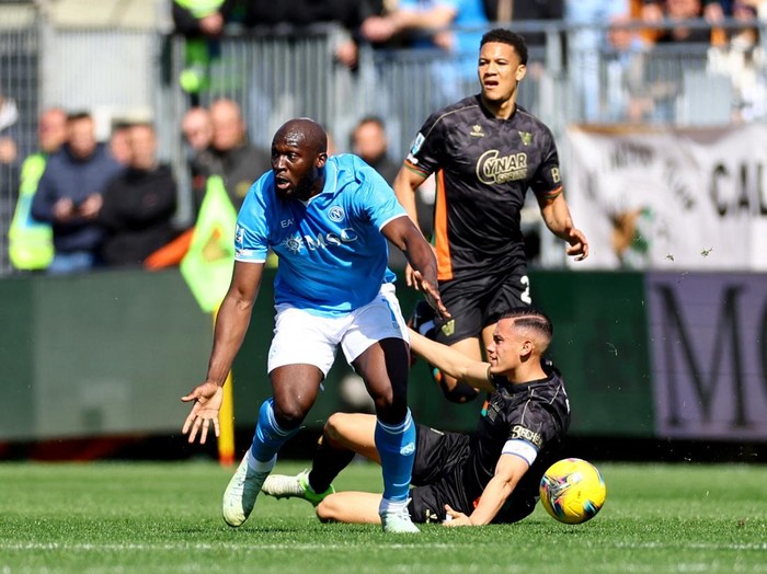 Soccer Football - Serie A - Venezia v Napoli - Stadio Pier Luigi Penzo, Venice, Italy - March 16, 2025 Napolis Romelu Lukaku reacts as Venezias Jay Idzes goes to ground REUTERS/Ciro De Luca