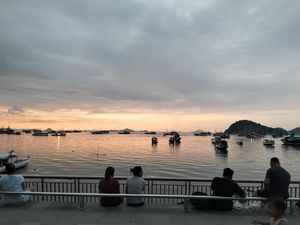 Menikmati Sunset-Pinisi Berlabuh, Cara Warga-Turis Ngabuburit di Labuan Bajo Menikmati Sunset-Pinisi Berlabuh, Cara Warga-Turis Ngabuburit di Labuan Bajo