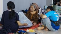 Warga Korban Banjir Ngungsi di SMPN 1 Dayeuhkolot