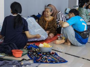 Warga Korban Banjir Ngungsi di SMPN 1 Dayeuhkolot
