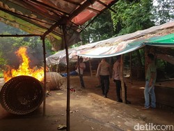 Arena Judi Sabung Ayam di Mojokerto Digerebek dan Dibakar Polisi-TNI