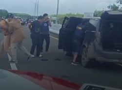Video: Bak Film Action! Penangkapan Kurir Sabu di Tol Lampung