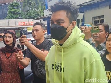 Ketika Baim Wong Jenguk Nikita Mirzani di Rutan Polda Metro Jaya