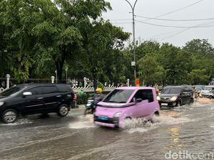 Jalan Depan Kantor Gubernur Sulsel Terendam Banjir Sore Ini, Lalin Padat Jalan Depan Kantor Gubernur Sulsel Terendam Banjir Sore Ini, Lalin Padat