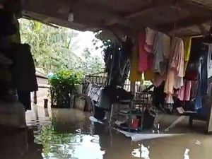 Rumah Warga Sidoarjo di Pinggir Sungai Terendam Banjir Setinggi 50-90 cm