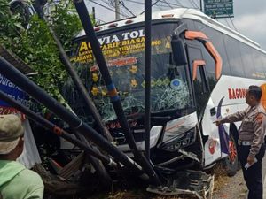 Bus Bagong Tabrak Isuzu Panther di Tulungagung gegara Gagal Nyalip, 1 Luka Bus Bagong Tabrak Isuzu Panther di Tulungagung gegara Gagal Nyalip, 1 Luka