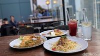 Sensasi Menikmati Korean Chicken Curry dari Ketinggian Lantai 17