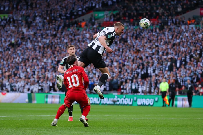 LONDON, ENGLAND - MARCH 16: Dan Burn of Newcastle United scores their sides first goal during the Carabao Cup Final between Liverpool and Newcastle United at Wembley Stadium on March 16, 2025 in London, England. (Photo by James Gill - Danehouse/Getty Images)