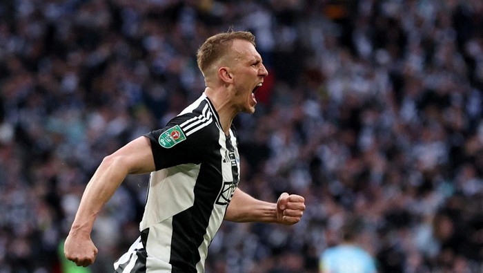 Soccer Football - Carabao Cup - Final - Liverpool v Newcastle United - Wembley Stadium, London, Britain - March 16, 2025 Newcastle Uniteds Dan Burn celebrates scoring their first goal REUTERS/David Klein EDITORIAL USE ONLY. NO USE WITH UNAUTHORIZED AUDIO, VIDEO, DATA, FIXTURE LISTS, CLUB/LEAGUE LOGOS OR LIVE SERVICES. ONLINE IN-MATCH USE LIMITED TO 120 IMAGES, NO VIDEO EMULATION. NO USE IN BETTING, GAMES OR SINGLE CLUB/LEAGUE/PLAYER PUBLICATIONS. PLEASE CONTACT YOUR ACCOUNT REPRESENTATIVE FOR FURTHER DETAILS..     TPX IMAGES OF THE DAY