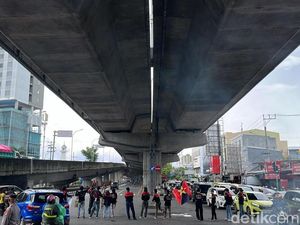 Mahasiswa Demo Tolak Revisi UU TNI di Jalan AP Pettarani Makassar