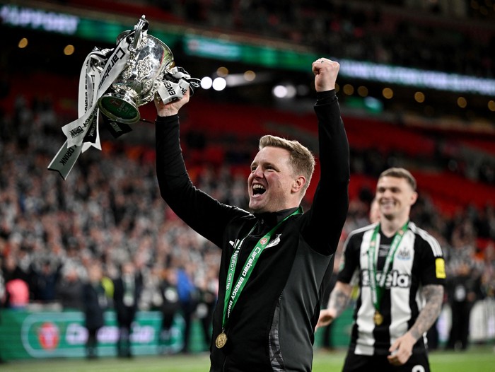 Soccer Football - Carabao Cup - Final - Liverpool v Newcastle United - Wembley Stadium, London, Britain - March 16, 2025 Newcastle United manager Eddie Howe celebrates with the trophy after winning the Carabao Cup REUTERS/Dylan Martinez EDITORIAL USE ONLY. NO USE WITH UNAUTHORIZED AUDIO, VIDEO, DATA, FIXTURE LISTS, CLUB/LEAGUE LOGOS OR LIVE SERVICES. ONLINE IN-MATCH USE LIMITED TO 120 IMAGES, NO VIDEO EMULATION. NO USE IN BETTING, GAMES OR SINGLE CLUB/LEAGUE/PLAYER PUBLICATIONS. PLEASE CONTACT YOUR ACCOUNT REPRESENTATIVE FOR FURTHER DETAILS..