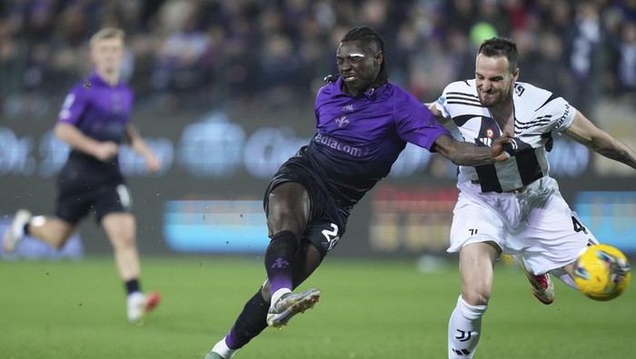 Fiorentinas Moise Kean fires a shot during the Serie A soccer match between Fiorentina and Juventus at Florences Artemio Franchi stadium, Italy, Sunday March 16, 2025. (Alfredo Falcone/LaPresse via AP)