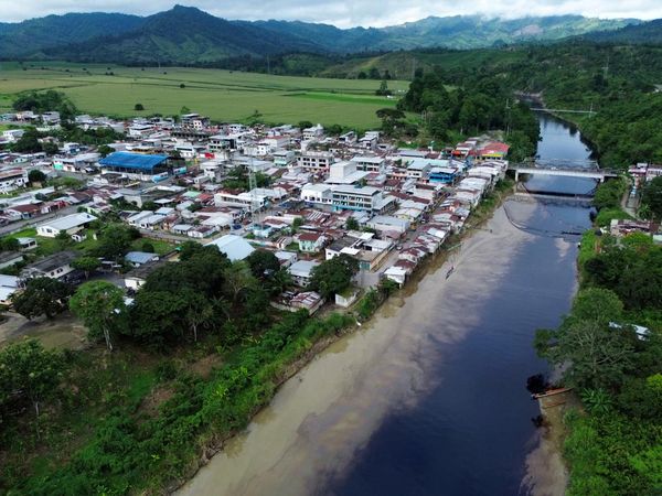 Foto Udara Sungai di Ekuador Tercemar Tumpahan Minyak