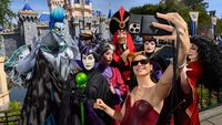 Gaya Gal Gadot Promosi Snow White di Disneyland, Bertemu Sesama Villain