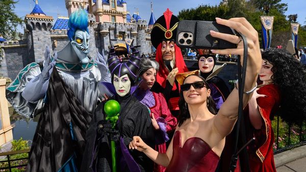 Gaya Gal Gadot Promosi Snow White di Disneyland, Bertemu Sesama Villain