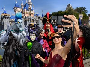 Gaya Gal Gadot Promosi Snow White di Disneyland, Bertemu Sesama Villain
