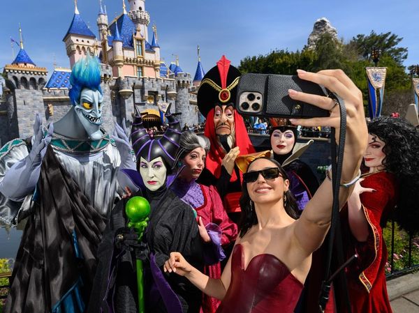 Gaya Gal Gadot Promosi Snow White di Disneyland, Bertemu Sesama Villain