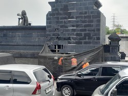 Geger Gapura Senilai Rp 7 M di Gresik Rontok dan Bahayakan Warga Lewat