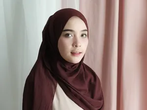 Hijab Pashmina Voal Warna Burgundy Hits di Thamrin City untuk Lebaran 2025 Hijab Pashmina Voal Warna Burgundy Hits di Thamrin City untuk Lebaran 2025