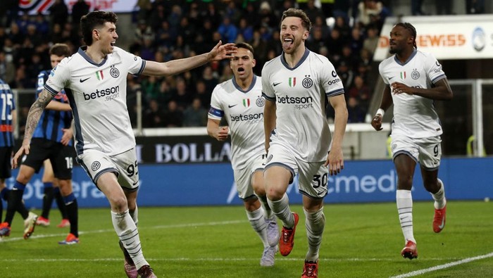 Soccer Football - Serie A - Atalanta v Inter Milan - Gewiss Stadium, Bergamo, Italy - March 16, 2025 Inter Milans Carlos Augusto celebrates scoring their first goal REUTERS/Alessandro Garofalo