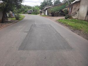 Viral Jalan Basah Ditambal Aspal di Banten, Dinas PUPR Beri Penjelasan