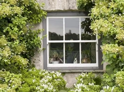 Jangan Cat Kusen Jendela Pakai 3 Warna Ini, Bisa Bikin Rumah Tampak Usang