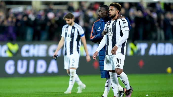 Timothy Weah of Juventus FC leaves the pitch dejected with Weston McKennie at the end of the Serie A Enilive match between ACF Fiorentina and Juventus FC at Stadio Artemio Franchi on March 16, 2025 in Florence, Italy. (Photo by Giuseppe Maffia/NurPhoto via Getty Images)