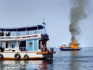 Kapal Wisata Terbakar, Turis Ini Menghilang Tanpa Jejak Kapal Wisata Terbakar, Turis Ini Menghilang Tanpa Jejak