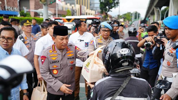 Kapolri Jenderal Listyo Sigit Prabowo gelar buka puasa bersama TNI-Polri dan lintas kementerian/lembaga di Lapangan Bhayangkara, Jakarta Selatan.