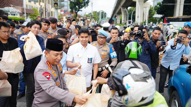 Kapolri Jenderal Listyo Sigit Prabowo gelar buka puasa bersama TNI-Polri dan lintas kementerian/lembaga di Lapangan Bhayangkara, Jakarta Selatan.