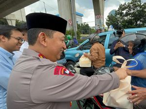 Kapolri dan Jurnalis Bagikan 1.000 Porsi Takjil ke Pengendara Depan Mabes Polri