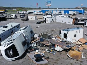Kawasan Campervan AS Porak-poranda Diterjang Tornado