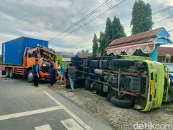 2 Truk di Polman Kecelakaan gegara Sopir Tertidur, 1 Orang Dilarikan ke RS