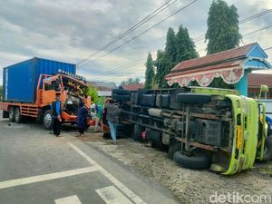 2 Truk di Polman Kecelakaan gegara Sopir Tertidur, 1 Orang Dilarikan ke RS 2 Truk di Polman Kecelakaan gegara Sopir Tertidur, 1 Orang Dilarikan ke RS