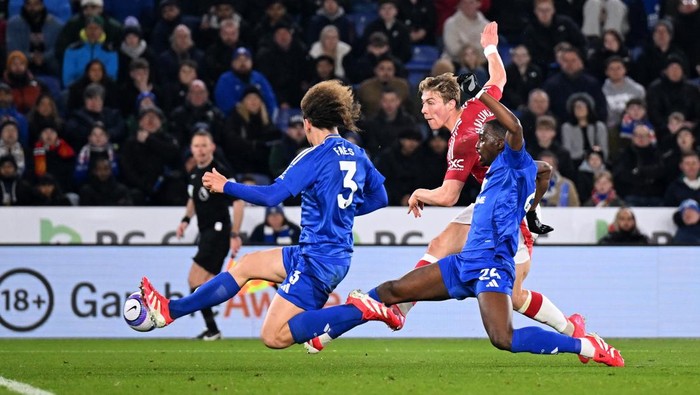 LEICESTER, ENGLAND - MARCH 16: Rasmus Hojlund of Manchester United scores his teams first goal under pressure from Boubakary Soumare and Wout Faes of Leicester City during the Premier League match between Leicester City FC and Manchester United FC at The King Power Stadium on March 16, 2025 in Leicester, England. (Photo by Michael Regan/Getty Images)