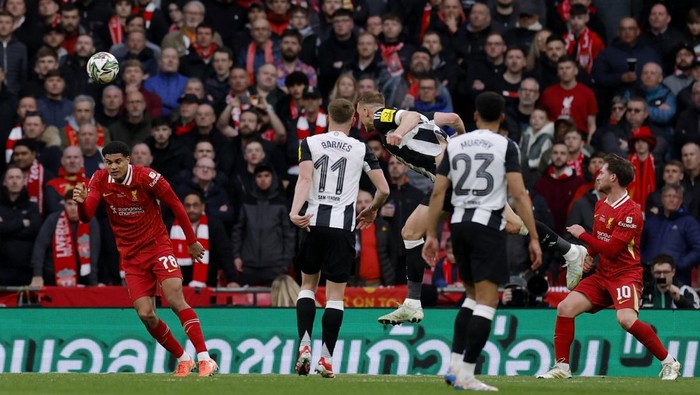 Soccer Football - Carabao Cup - Final - Liverpool v Newcastle United - Wembley Stadium, London, Britain - March 16, 2025 Newcastle Uniteds Dan Burn scores their first goal Action Images via Reuters/Andrew Couldridge EDITORIAL USE ONLY. NO USE WITH UNAUTHORIZED AUDIO, VIDEO, DATA, FIXTURE LISTS, CLUB/LEAGUE LOGOS OR LIVE SERVICES. ONLINE IN-MATCH USE LIMITED TO 120 IMAGES, NO VIDEO EMULATION. NO USE IN BETTING, GAMES OR SINGLE CLUB/LEAGUE/PLAYER PUBLICATIONS. PLEASE CONTACT YOUR ACCOUNT REPRESENTATIVE FOR FURTHER DETAILS..