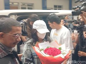 Video: Keluarga Rayakan Ultah Nikita Mirzani, LM Doakan Masalah Ibunya Cepat Selesai Video: Keluarga Rayakan Ultah Nikita Mirzani, LM Doakan Masalah Ibunya Cepat Selesai