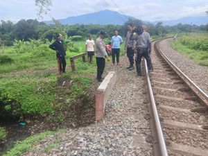 Ngabuburit di Pinggir Rel, Remaja 16 Tahun Kritis Tersambar Kereta Ngabuburit di Pinggir Rel, Remaja 16 Tahun Kritis Tersambar Kereta