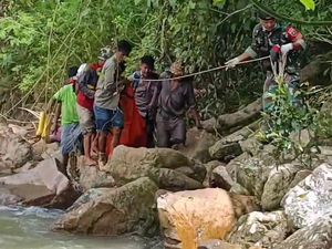 Nenek Terseret Arus di Sungai Mamasa Ditemukan Tewas, Cucu Masih Dicari Nenek Terseret Arus di Sungai Mamasa Ditemukan Tewas, Cucu Masih Dicari