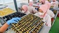Melihat Sibuknya Produksi Kue Kering untuk Lebaran
