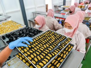 Melihat Sibuknya Produksi Kue Kering untuk Lebaran