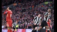 Meme Alexander Isak dari Newcastle meledek kelayakan Virgil van Dijk dijuluki bek terbaik dunia. Foto: dok. Internet/X (Twitter)
