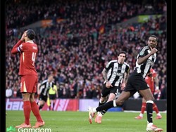Meme Alexander Isak dari Newcastle meledek kelayakan Virgil van Dijk dijuluki bek terbaik dunia. Foto: dok. Internet/X (Twitter)