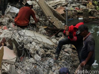 Mencari Cuan dari Besi Bongkaran di Bantaran Kali Sepak Gabus Bekasi