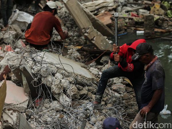 Mencari Cuan dari Besi Bongkaran di Bantaran Kali Sepak Gabus Bekasi