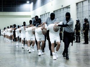 Video 238 Gangster Venezuela Kiriman Trump Tiba di Penjara El Salvador