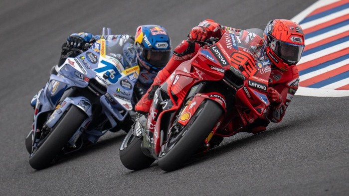 MotoGP Argentina RIO HONDO, ARGENTINA - MARCH 15: Marc Marquez of Spain and Ducati Lenovo Team rides in front of Alex Marquez of Spain and Gresini Racing MotoGP⢠during the Sprint Race of the MotoGP Gran Premio YPF EnergÃa de Argentina at Autodromo Termas de Rio Hondo on March 15, 2025 in Rio Hondo, Argentina. (Photo by Steve Wobser/Getty Images)