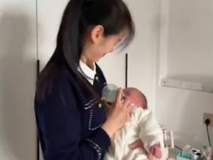 Viral Video Wanita Gendong Cucu, Disebut Terlalu Muda untuk Jadi Nenek Viral Video Wanita Gendong Cucu, Disebut Terlalu Muda untuk Jadi Nenek